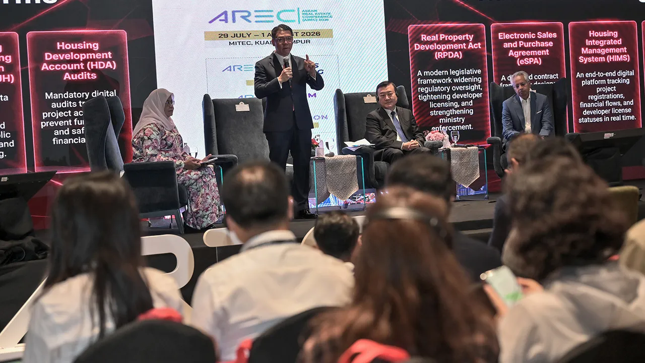 KUALA LUMPUR, July 31 -- Housing and Local Government Minister (KPKT) Nga Kor Ming (second, left) at the ASEAN Real Estate Conference (AREC) 2026 forum at the Malaysia International Trade and Exhibition Centre (MITEC) today.  Also present are moderator and Malaysian Government Advisor on Sustainable Urbanisation Datuk Seri Dr Maimunah Mohd Sharif (left), China Housing and Urban-Rural Development Minister Ni Hong (second, right) and Sime Darby Property Berhad Chief Executive Officer Datuk Seri Azmir Merican.