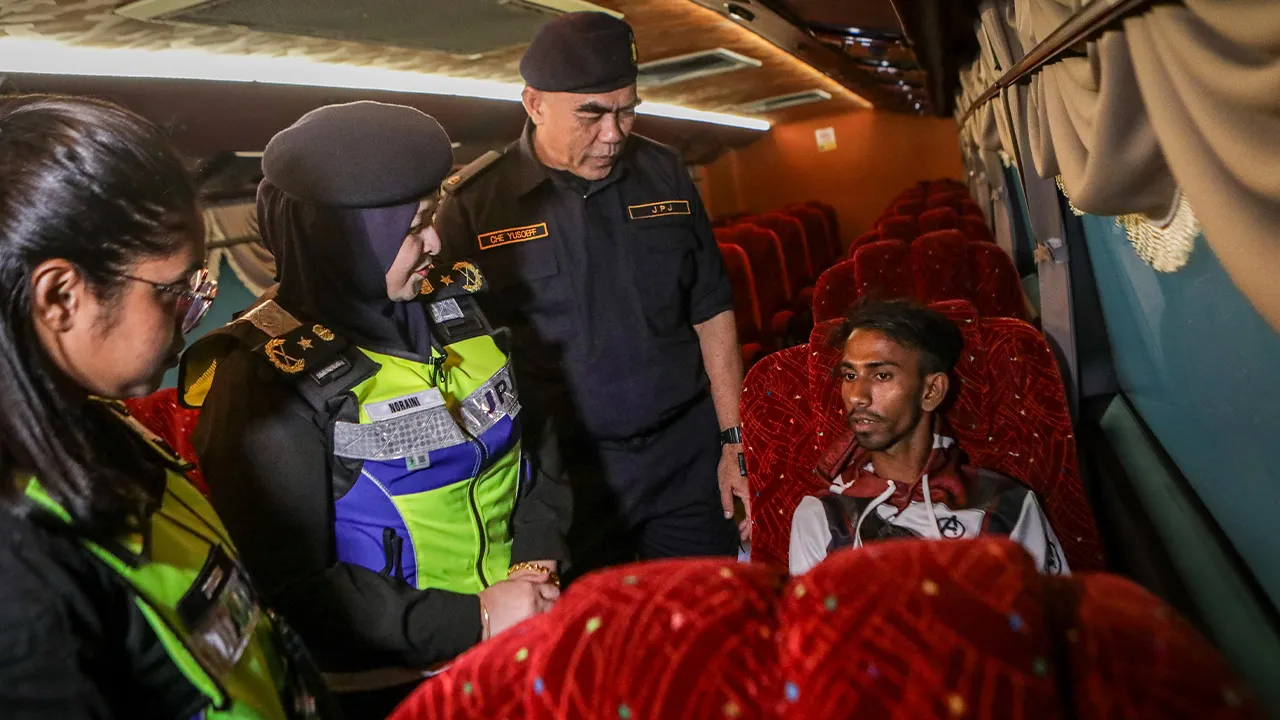 KANGAR, 16 Julai -- Pengarah Jabatan Pengangkutan Jalan (JPJ) Perlis Noraini Mohd Nawi (dua, kiri) ketika Operasi Bersepadu Dadah Terhadap Kenderaan Perdagangan bersama Agensi Antidadah Kebangsaan (AADK) di Kangar Sentral, malam tadi.  -- fotoBERNAMA (2026) HAK CIPTA TERPELIHARA