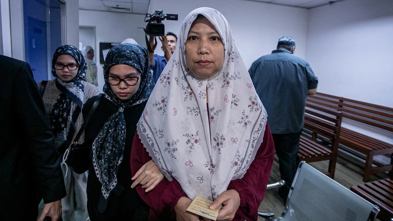 IPOH, 1 Julai -- Pihak pendakwaan menolak representasi seorang wanita supaya digugurkan pertuduhan terhadapnya yang didakwa melakukan kekerasan jenayah terhadap Sultan Perak Sultan Nazrin Shah ketika sambutan Hari Kebangsaan peringkat negeri, tahun lepas.  Timbalan Pendakwa Raya Nasrul Hadi Abdul Ghani memaklumkan perkara itu semasa sebutan kes Nurhaswani Afni Mohamad Zorki, 41, (kanan) di hadapan Majistret Norizan Ridzuan yang kemudiannya menetapkan 6 Julai ini bagi pengurusan kes.  --fotoBERNAMA (2026) HA