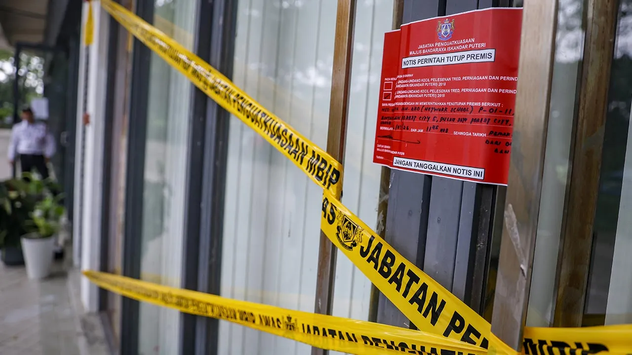ISKANDAR PUTERI, 22 Julai -- Majlis Bandaraya Iskandar Puteri (MBIP) mengambil tindakan penguatkuasaan dengan menutup dan menyita sebuah premis Network School di Forest City selepas menyerahkan Notis Pembatalan Lesen kepada pengusahanya hari ini.  Kerajaan Johor dalam satu kenyataan memaklumkan tindakan itu susulan keputusan Mesyuarat Penuh Khas MBIP yang mendapati syarikat berkenaan gagal mematuhi syarat ditetapkan di bawah lesen perniagaan yang dikeluarkan, sekali gus menyebabkan lesen premis tersebut dib