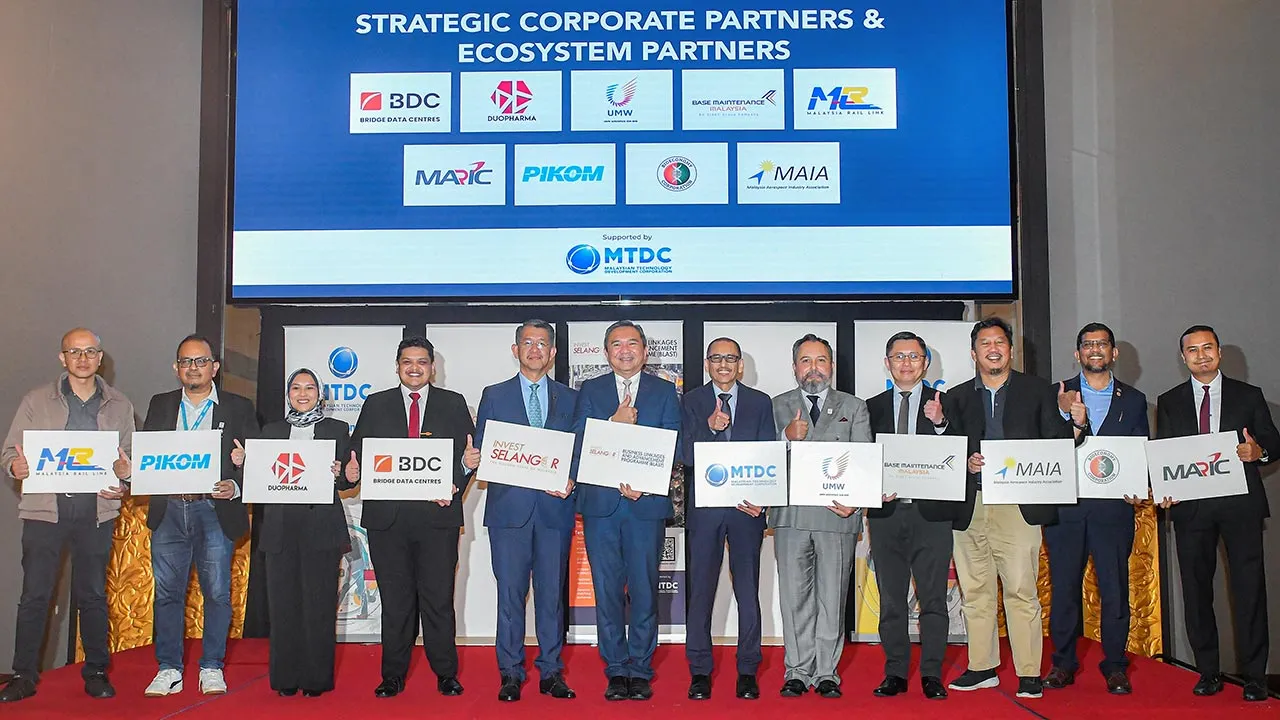 SHAH ALAM, 14 Julai -- Exco Pelaburan, Perdagangan dan Mobiliti Negeri Selangor Ng Sze Han (empat kanan) dan Ketua Pegawai Eksekutif Invest Selangor Berhad Datuk Hasan Azhari Idris (empat kiri) bergambar bersama rakan strategik pada Pelancaran Program Business Linkages & Advancement Programme(BLAST) hari ini.  -- fotoBERNAMA (2026) HAK CIPTA TERPELIHARA