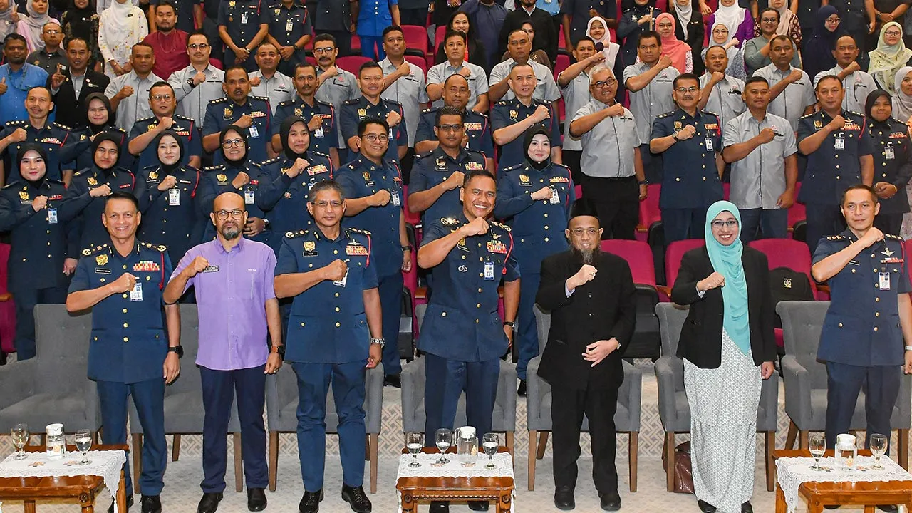 SHAH ALAM, 10 Julai -- Ketua Pengarah Jabatan Bomba dan Penyelamat Malaysia (JBPM) Datuk Seri Nor Hisham Mohammad (empat, kiri) bergambar pada Majlis Perasmian Penutup Program Bicara Governans, Integriti dan Antirasuah (BiGIAR) 2026 JBPM di Dewan Auditorium Dahlia Masjid Sultan Salahuddin Abdul Aziz Shah hari ini.  -- fotoBERNAMA (2026) HAK CIPTA TERPELIHARA