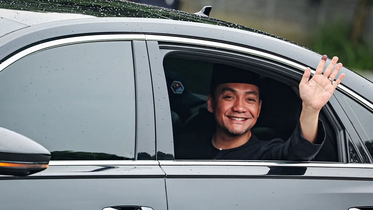 JOHOR BAHRU, 12 Julai -- Pengerusi Barisan Nasional Johor merangkap Ahli Dewan Undangan Negeri (ADUN) Machap, Datuk Onn Hafiz Ghazi melambai ke arah pengamal media selepas Istiadat Mengangkat Sumpah Pelantikan Menteri Besar Johor di Istana Bukit Serene hari ini.  --fotoBERNAMA (2026) HAK CIPTA TERPELIHARA