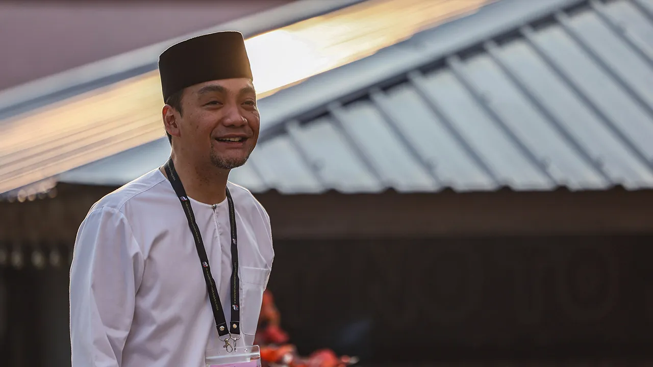 JOHOR BAHRU, 11 Julai -- Menteri Besar Johor Datuk Onn Hafiz Ghazi, yang juga penyandang kerusi Dewan Undangan Negeri (DUN) Machap hadir menunaikan tanggungjawab mengundi pada Pilihan Raya Negeri (PRN) Johor ke-16 di Sekolah Kebangsaan (SK) Simpang Renggam hari ini.  Onn Hafiz yang bertanding penggal kedua pada PRN Johor ke-16 berdepan pencabar tunggal Nur Hafiz Roslan daripada Pakatan Harapan (PH).  -- fotoBERNAMA (2026) HAK CIPTA TERPELIHARA