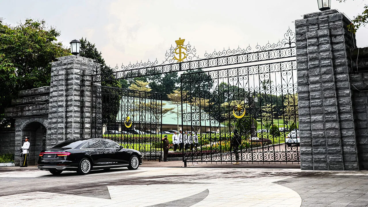 JOHOR BAHRU, 12 Julai -- Kenderaan yang membawa Pengerusi Barisan Nasional (BN) Johor, Datuk Onn Hafiz Ghazi memasuki Istana Bukit Serene bagi istiadat angkat sumpah yang dijadual berlangsung di Istana Bukit Serene, petang ini.  -- fotoBERNAMA (2026) HAK CIPTA TERPELIHARA