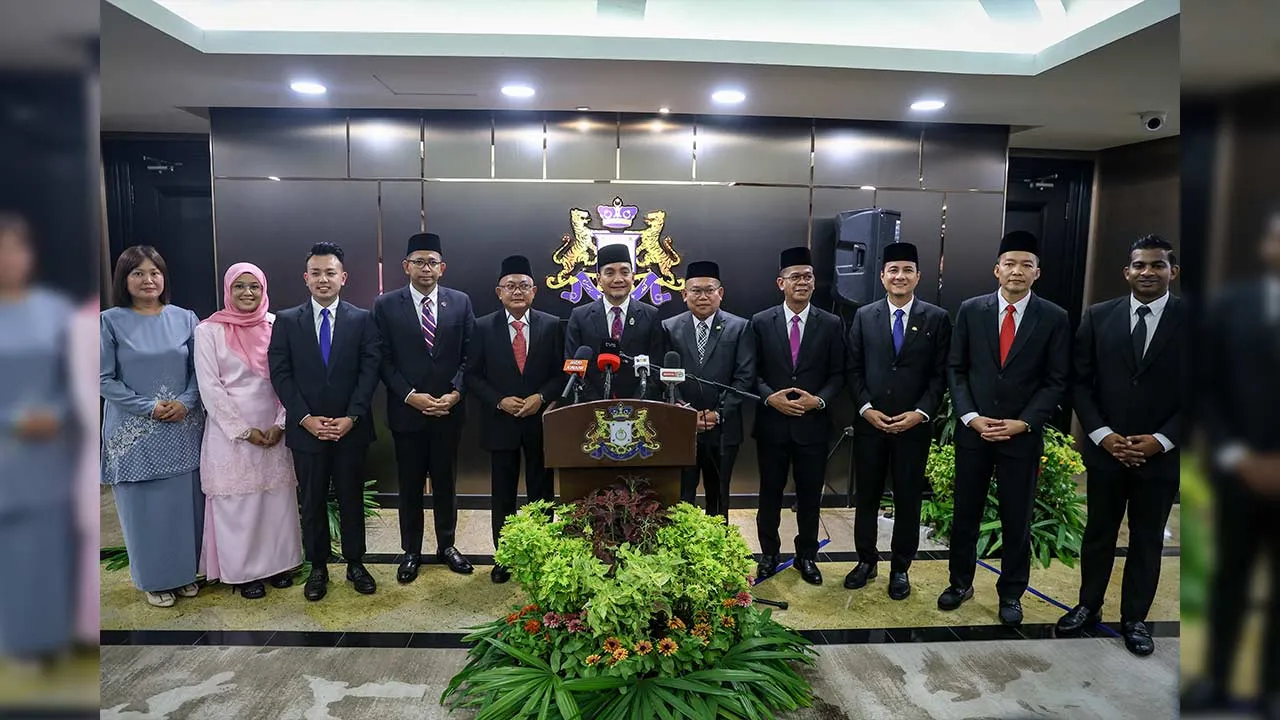 ISKANDAR PUTERI, 22 Julai -- Menteri Besar Datuk Onn Hafiz Ghazi bergambar dengan Timbalan Pengerusi Jawatankuasa Kerajaan Negeri Johor yang baharu pada sidang media pengumuman barisan timbalan pengerusi jawatankuasa itu di Bangunan Dato’ Jaafar Muhammad, Kota Iskandar hari ini.  (Dari kiri) Timbalan Pengerusi Jawatankuasa Pembangunan Wanita, Keluarga dan Masyarakat, Chan San San, Timbalan Pengerusi Jawatankuasa Belia dan Sukan, Pembangunan Usahawan dan Koperasi, Nadhirah Afiqah Abdull Rahim, Timbalan Penge