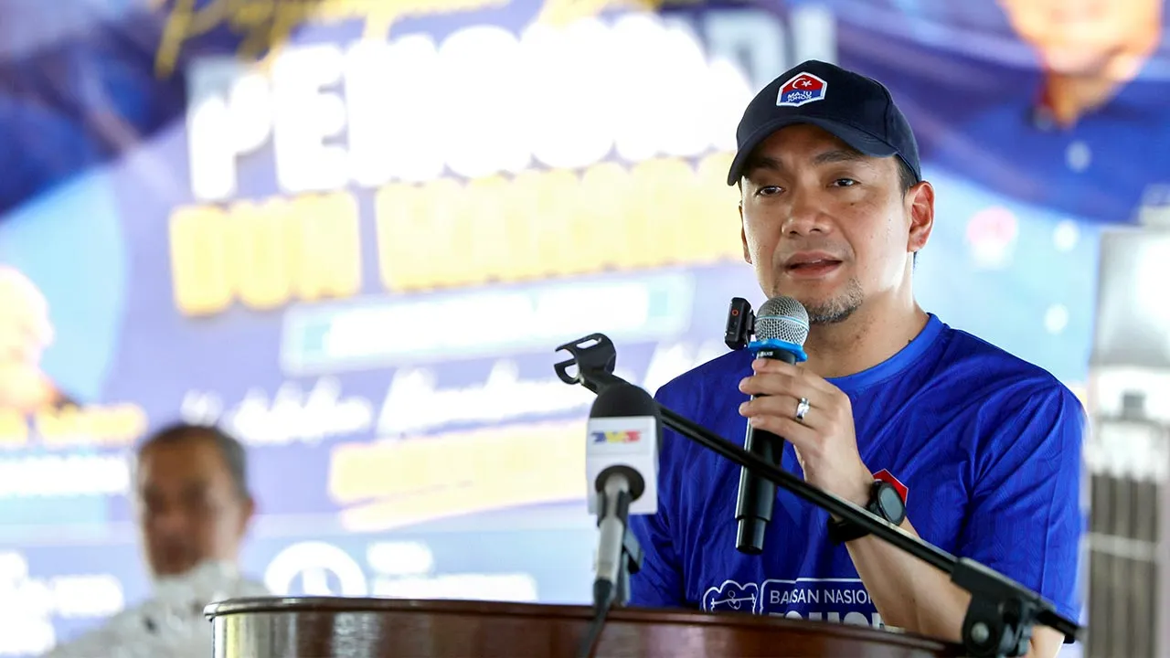 MUAR, 1 Julai -- Menteri Besar Johor, Datuk Onn Hafiz Ghazi merangkap Pengerusi Barisan Nasional Johor berucap ketika menghadiri perjumpaan bersama masyarakat di kawasan N.15 DUN Maharani di Parit Raja, hari ini.  -- fotoBERNAMA (2026) HAK CIPTA TERPELIHARA