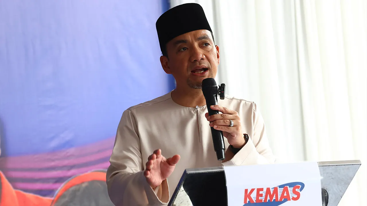 JOHOR BAHRU, 3 Julai — Menteri Besar Johor Datuk Onn Hafiz Ghazi berucap pada Majlis Libat Urus Kepimpinan Bersama Ibu Bapa Tabika Kemas Bangsa Johor, di Flat Perumahan Larkin Court 1 hari ini._BERNAMA