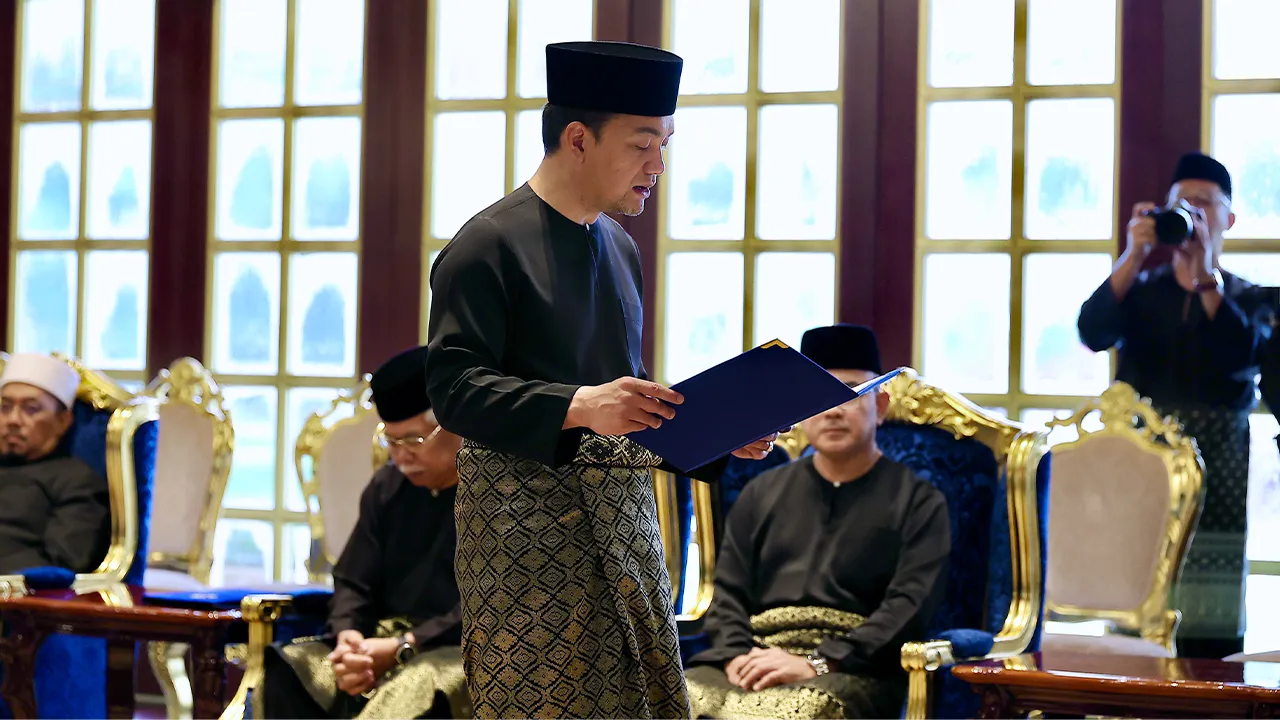 JOHOR BAHRU, 12 Julai -- Ahli Dewan Undangan Negeri (ADUN) Machap Datuk Onn Hafiz Ghazi hari ini mengangkat sumpah sebagai Menteri Besar Johor di hadapan Pemangku Sultan Johor Tunku Mahkota Ismail.  Pengerusi Barisan Nasional (BN) Johor itu menerima surat tauliah pelantikan dan melafazkan sumpah menyandang jawatan itu dalam Istiadat Penyerahan Surat Tauliah dan Pengisytiharan Pelantikan Menteri Besar Johor di Balai Mengadap, Istana Bukit Serene, di sini.  --fotoBERNAMA (2026) HAK CIPTA TERPELIHARA