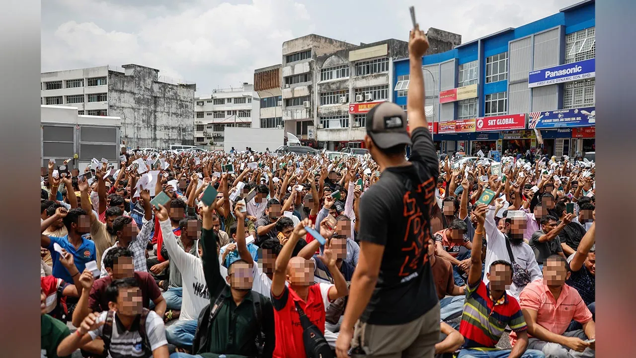 KLANG, 12 Julai -- Jabatan Imigresen Malaysia (JIM) menjalankan pemeriksaan terhadap lebih 1,000 warga asing menerusi Ops Mega di sekitar kawasan Hentian Klang hari ini dalam usaha membanteras kehadiran pendatang tanpa izin.  Pemeriksaan mengejut bermula kira-kira 12 tengah hari itu menyasarkan lot kedai serta pelbagai premis perniagaan dan hostel, yang dikenal pasti menjadi lokasi tumpuan utama penempatan serta aktiviti ekonomi komuniti warga asing di daerah Klang.  -- fotoBERNAMA