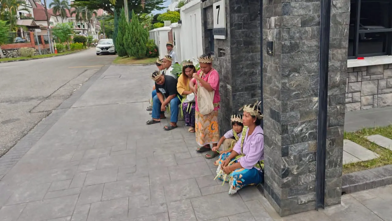 Saya sempat berhubung menerusi telefon dengan wakil masyarakat Orang Asli Kampung Sungai Cot, Maran yang hadir di kediaman saya petang tadi.  Saya mendengar permasalahan yang dihadapi mereka terkait pertikaian tanah selain penahanan tiga penduduk Orang Asli dari kampung mereka.  Alhamdulillah, saya dimaklumkan bahawa mereka yang ditahan sebelum ini telah dibebaskan oleh pihak Polis.