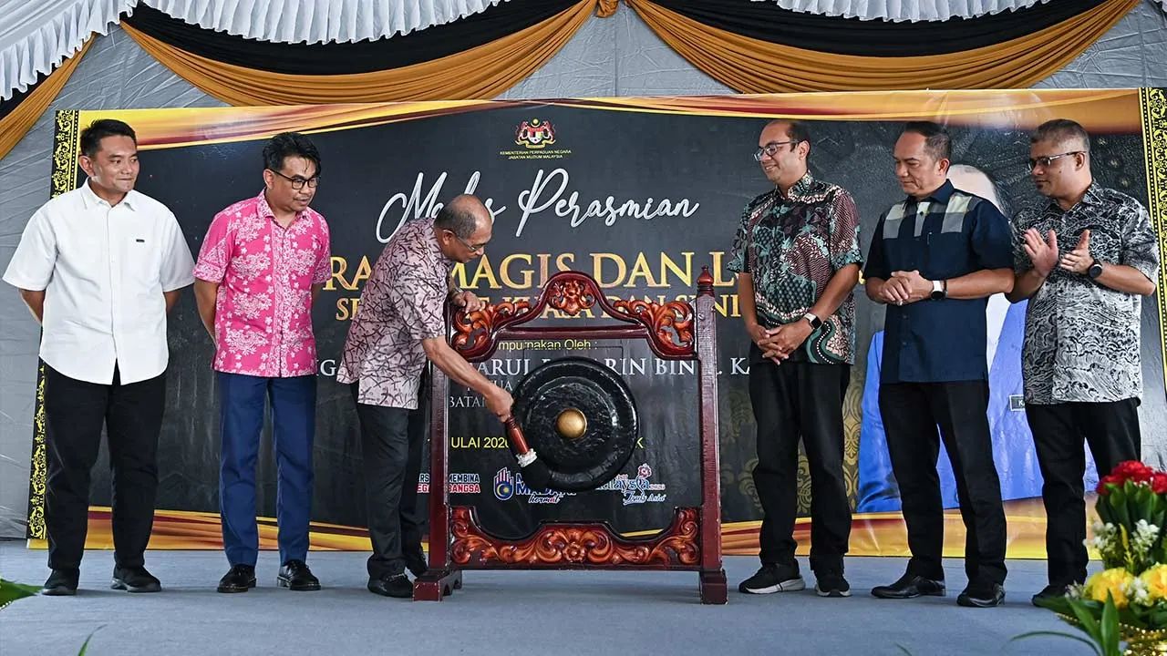 TAIPING, 12 Julai -- Ketua Pengarah Jabatan Muzium Malaysia, Datuk Kamarul Baharin A. Kasim (empat, kanan) menyempurnakan perasmian Pameran Magis dan Logam: Semangat, Kuasa dan Seni di Muzium Perak hari ini.  Turut sama Pengarah Muzium Perak, Mohd Nasrulamiazam Mohd Nasir (dua, kiri).  Kerajaan akan membina pusat repositori yang akan menempatkan lebih 200,000 koleksi arkeologi milik Jabatan Muzium Malaysia di pekarangan Muzium Lukut, Port Dickson, Negeri Sembilan.  --fotoBERNAMA (2026) HAK CIPTA TERPELIHARA