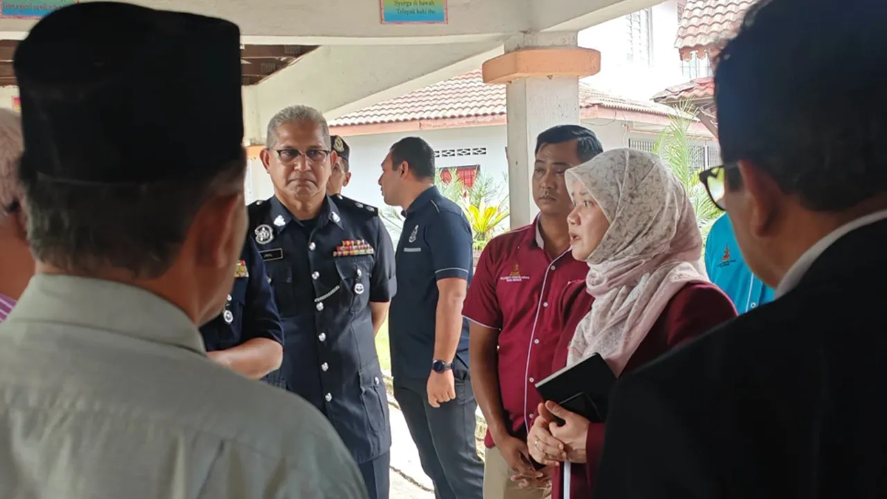 Saya berada di tempat kejadian sebentar tadi. PDRM telah mengambil semua langkah-langkah keselamatan mengawal keadaan termasuk menangkap suspek. Tumpuan ketika ini adalah untuk memastikan mangsa diberikan rawatan perubatan dan sistem sokongan psikososial untuk warga sekolah menjadi keutamaan KPM. Semoga Tuan Pengetua, para guru yang kami kasihi dan anak-anak pelajar semuanya diberikan kesabaran dan kekuatan menghadapi ujian ini. Saya mohon orang ramai tidak menyebarkan berita palsu atau merekayasa fitnah me