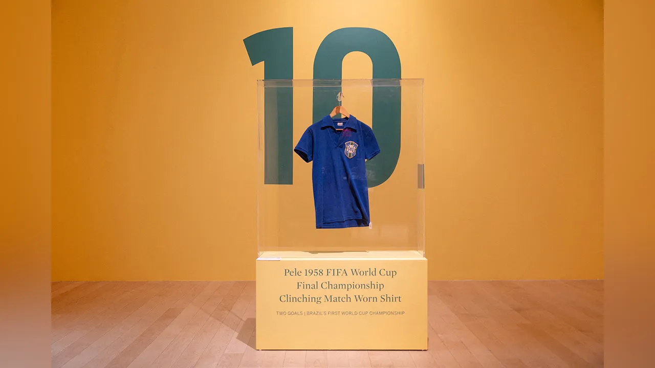 FILE PHOTO: Brazil's soccer legend Pele's FIFA World Cup 1958 final jersey at Sotheby’s auction house in New York City, U.S. July 1, 2026. REUTERS/Jordan Tovin/File Photo