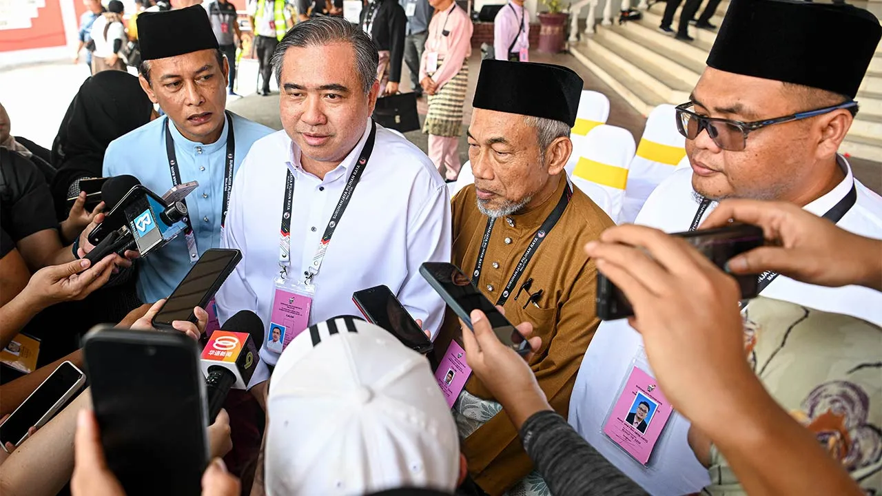 JELEBU, 18 Julai -- Calon Pakatan Harapan bagi Dewan Undangan Negeri (DUN) Chennah Anthony Loke (dua, kiri), DUN Pertang Mohd Umry Abdul Khois (kanan), DUN Sungai Lui Zainal Fikri Abd Kadir (kiri) dan DUN Klawang Bakri Sawir (dua, kanan) ketika sidang media bersama selepas proses penamaan calon sempena Pilihan Raya Negeri (PRN) Negeri Sembilan ke-16 di Pusat Penamaan Calon Dewan Besar Kuala Klawang Jelebu hari ini.  --fotoBERNAMA (2026) HAK CIPTA TERPELIHARA