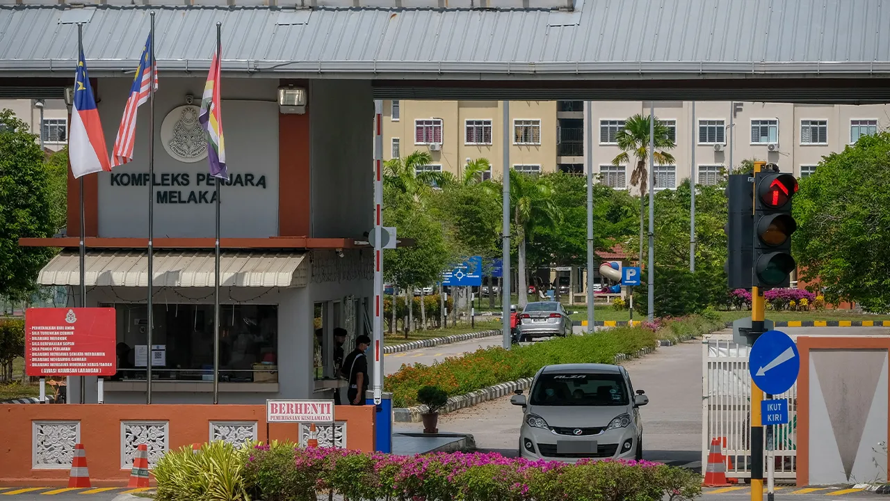 MELAKA, 22 Jun -- KLUSTER TEMBOK SUNGAI UDANG ... Pemandangan pintu masuk Kompleks Penjara Sungai Udang yang terletak di Lebuh SPA ketika tinjauan hari ini. Kemasukan banduan baharu dari negeri lain dipercayai menjadi antara punca tercetusnya kluster Tembok Sungai Udang 2.0, sekali gus menyebabkan Perintah Kawalan Pergerakan Diperketatkan (PKPD) dilaksanakan di Penjara Sungai Udang selama dua minggu bermula esok. --fotoBERNAMA (2021) HAK CIPTA TERPELIHARA