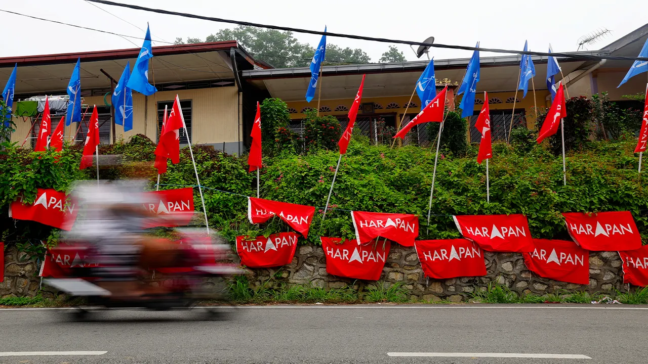 JELEBU, 20 Julai -- Suasana di Pekan Titi makin meriah dengan bendera parti politik dipasang menghiasi jalan-jalan utama serta kawasan tumpuan orang ramai sempena kempen Pilihan Raya Negeri (PRN) Negeri Sembilan ke-16.  Perang bendera itu turut menjadi antara tarikan perhatian penduduk serta pengguna jalan raya dengan kempen diharap terus berlangsung dalam suasana harmoni dan saling menghormati.