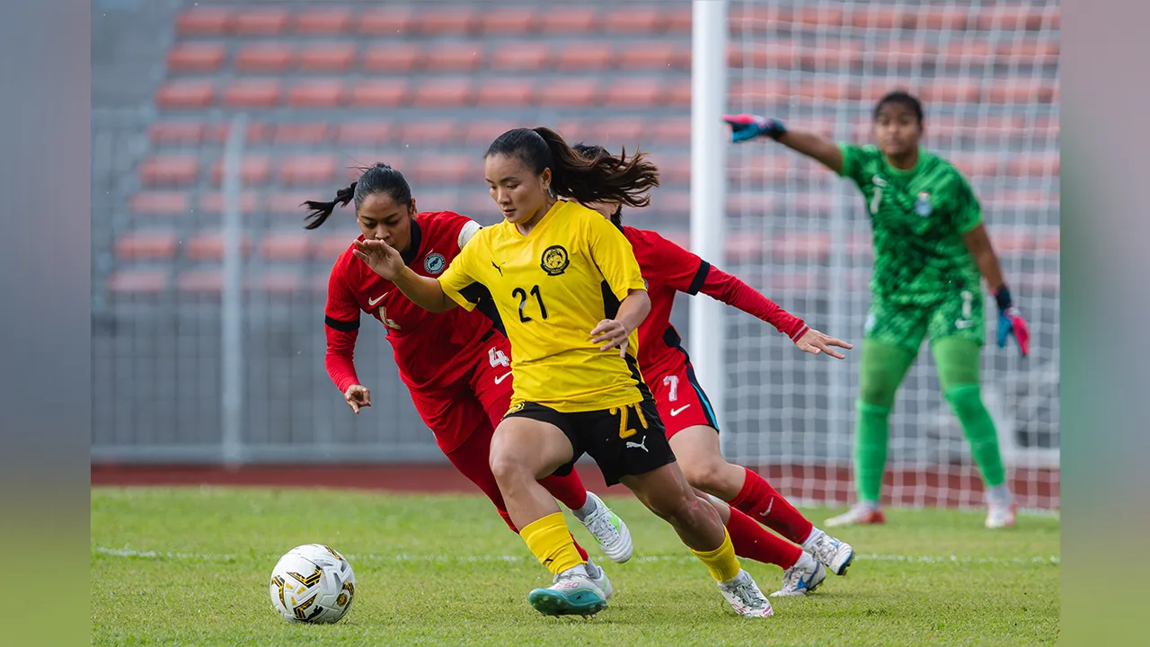 KUALA LUMPUR, 16 Julai -- Pemain Malaysia, Henrietta Justine (depan) mengawal bola dari dirampas dua pemain Singapura pada perlawanan Kumpulan A Piala Wanita AFF 2026 antara Malaysia menentang Singapura di Stadium Bola Sepak Kuala Lumpur hari ini.  Perlawanan tamat dengan keputusan Malaysia 1-3 Singapura.  --fotoBERNAMA (2026) HAK CIPTA TERPELIHARA