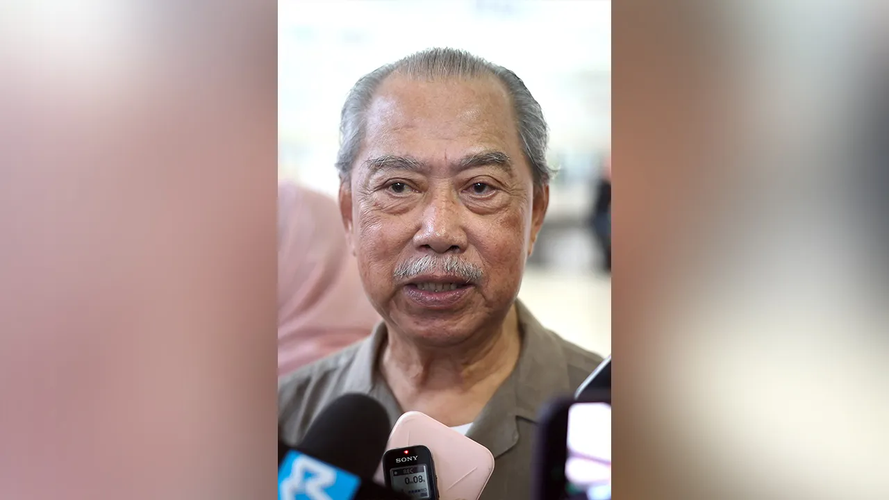 MUAR, 11 Julai -- TANGGUNGJAWAB…Presiden Parti Pribumi Bersatu Malaysia (BERSATU) Tan Sri Muhyiddin Yassin semasa sidang media selepas mengundi bagi Dewan Undangan Negeri (DUN) N.15 Maharani pada Pilihan Raya Negeri (PRN) Johor ke-16 di Sekolah Menengah Kebangsaan Sri Muar, hari ini.  --fotoBERNAMA (2026) HAK CIPTA TERPELIHARA