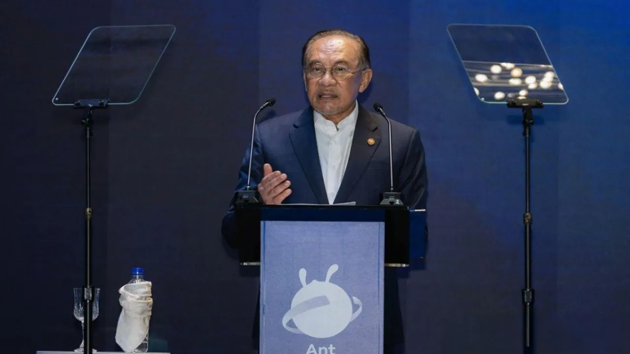 KUALA LUMPUR, 1 Julai (Bernama) -- Malaysia perlu mempercepat usaha melengkapkan tenaga kerjanya dengan kemahiran dan kepakaran yang diperlukan untuk berjaya dalam era kecerdasan buatan (AI), kata Perdana Menteri Datuk Seri Anwar Ibrahim. Beliau berkata kemajuan teknologi yang pesat sedang mengubah landskap pelbagai industri serta mewujudkan peluang baharu, sekali gus menuntut sistem pendidikan dan latihan negara menyesuaikan diri dengan perubahan tersebut.