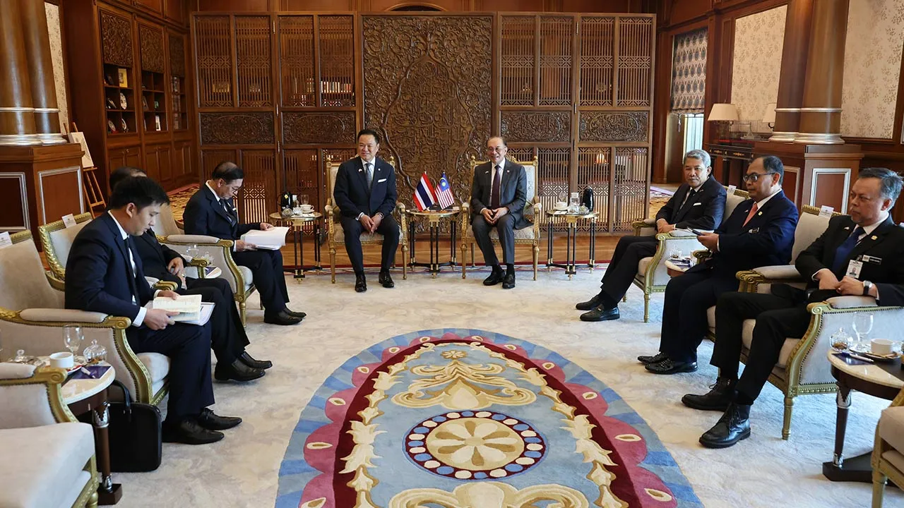 PUTRAJAYA, 9 Julai -- Perdana Menteri Datuk Seri Anwar Ibrahim (empat kanan) hari ini mengadakan mesyuarat bilateral bersama dengan Perdana Menteri Thailand Anutin Charnvirakul, di Kompleks Perdana Putra di sini, bagi menilai perkembangan hubungan dua hala Malaysia-Thailand serta membincangkan usaha memperkukuh kerjasama dalam pelbagai bidang.  Turut kelihatan Menteri Luar Datuk Seri Mohamad Hasan (tiga,kanan).  --fotoBERNAMA
