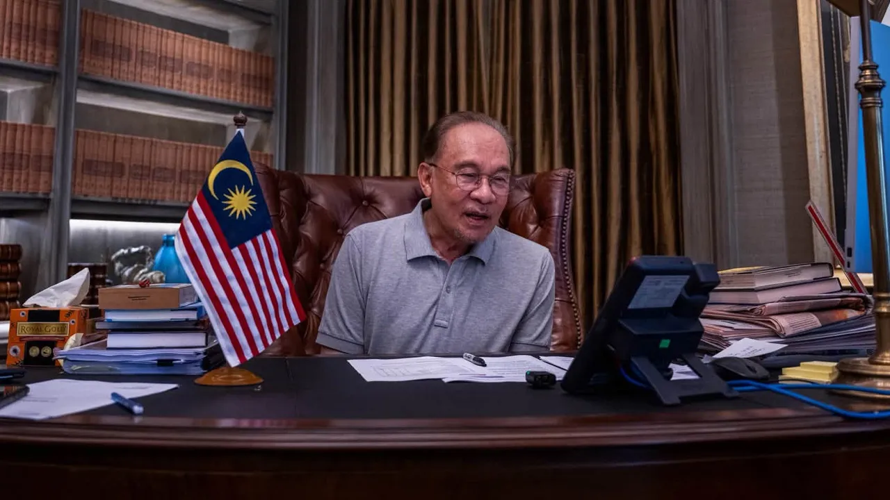 Anwar Ibrahim speak with His Royal Highness Prince Salman bin Hamad Al Khalifa, Crown Prince and Prime Minister of the Kingdom of Bahrain, as well as Stefano Domenicali, President and CEO of Formula 1. 