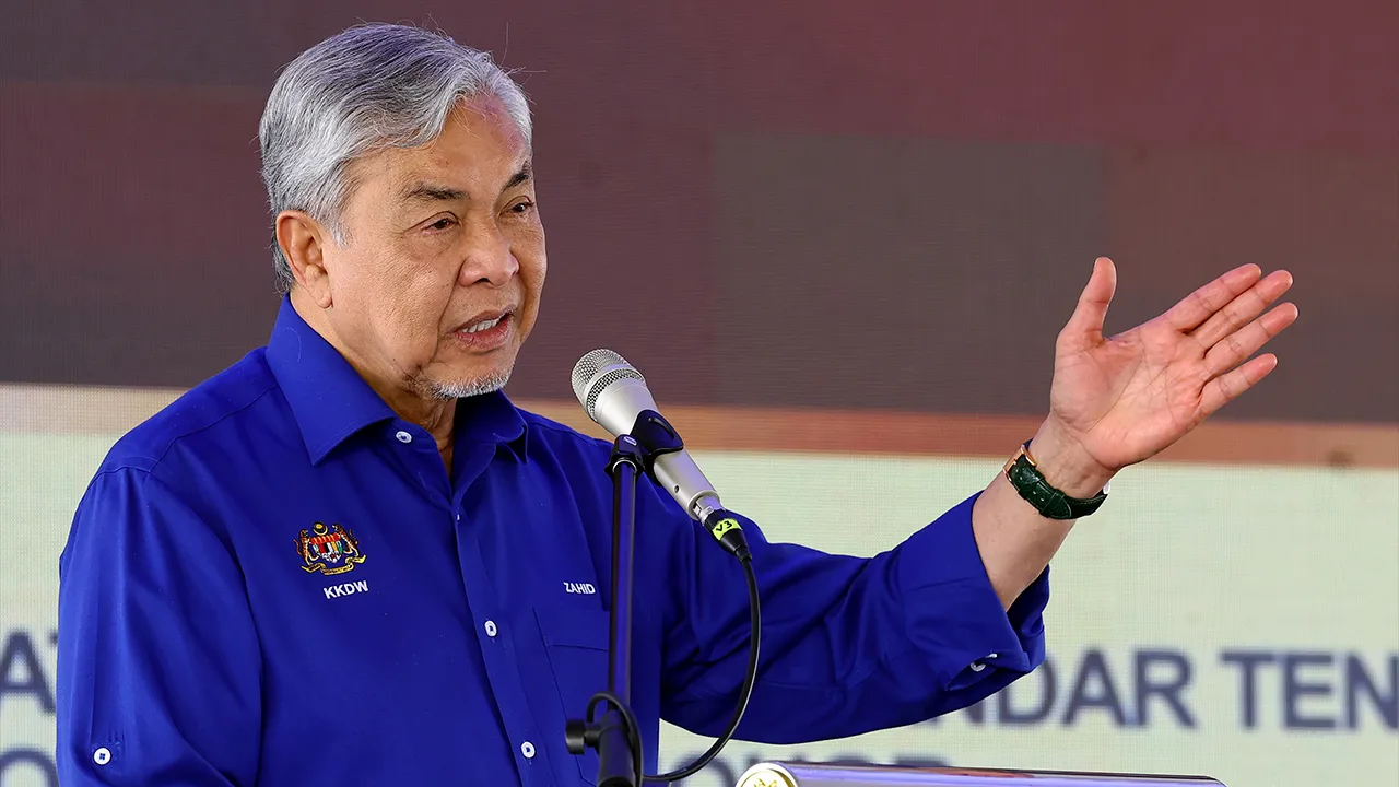 KOTA TINGGI, 4 Julai — Timbalan Perdana Menteri Datuk Seri Dr Ahmad Zahid Hamidi berucap pada Perasmian Program RISDA Agromajestic Negeri Johor 2026 di Dataran Kejat, Bandar Tenggara hari ini   --fotoBERNAMA(2026) HAK CIPTA TERPELIHARA