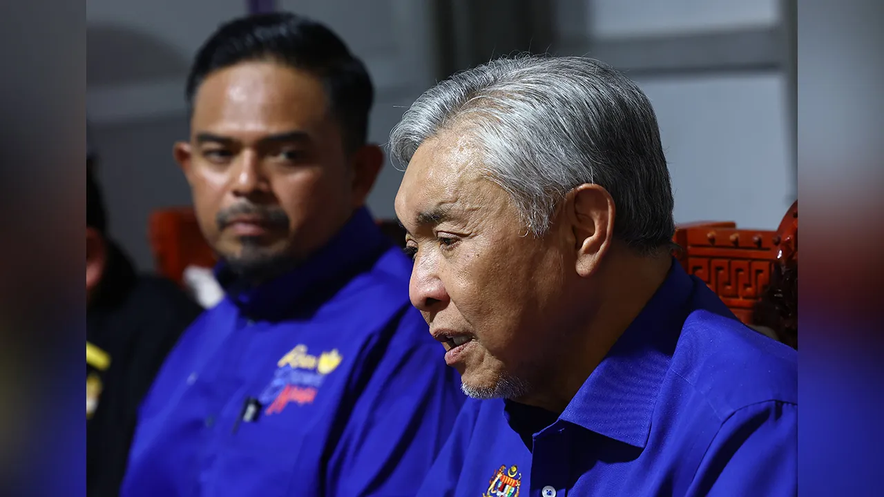 KOTA TINGGI, 4 Julai — Timbalan Perdana Menteri Datuk Seri Dr Ahmad Zahid Hamidi bersama Pengerusi Pihak Berkuasa Kemajuan Pekebun Kecil Perusahaan Getah (RISDA), Manndzri Nasib, pada sidang media selepas merasmikan Program RISDA Agromajestic Negeri Johor 2026 di Dataran Kejat, Bandar Tenggara hari ini.  --fotoBERNAMA(2026) HAK CIPTA TERPELIHARA