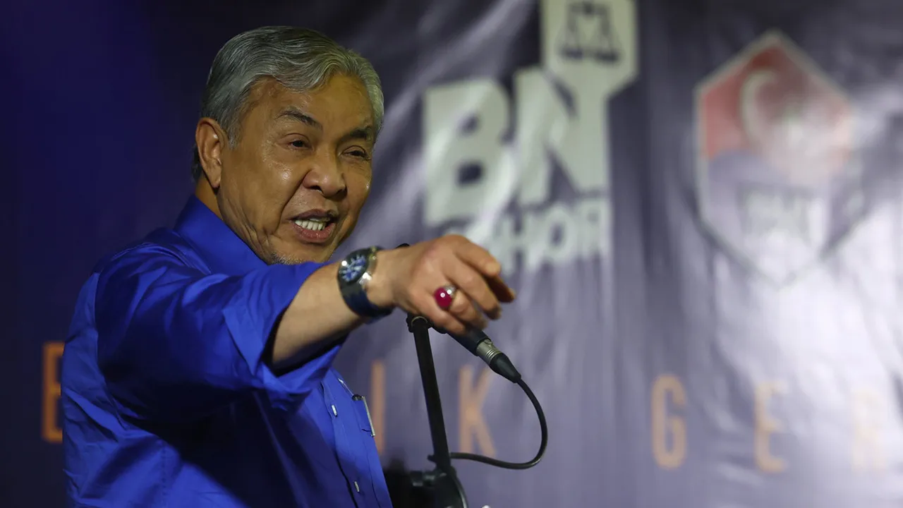 ISKANDAR PUTERI, 8 Julai -- Presiden UMNO Datuk Seri Dr Ahmad Zahid Hamidi berucap ketika hadir pada majlis beramah mesra dengan masyarakat Iskandar Puteri di Command Center BN Iskandar Puteri hari ini.  --fotoBERNAMA(2026) HAK CIPTA TERPELIHARA