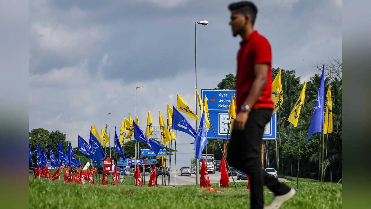 KULAI, 2 Julai -- Deretan bendera parti yang memenuhi laluan utama di Dewan Undangan Negeri (DUN) Bukit Batu (N.51) mewarnai suasana kempen Pilihan Raya Negeri (PRN) Johor Ke-16, hari ini.  Pemasangan bendera oleh parti-parti bertanding menjadi antara simbol kemeriahan kempen, sekali gus menggambarkan persaingan sengit untuk meraih sokongan pengundi.  --fotoBERNAMA (2026) HAK CIPTA TERPELIHARA