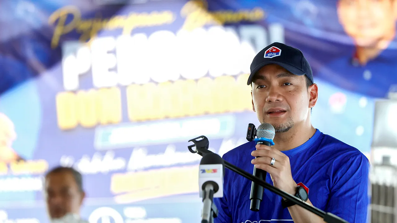 MUAR, 1 Julai -- Menteri Besar Johor, Datuk Onn Hafiz Ghazi merangkap Pengerusi Barisan Nasional Johor berucap ketika menghadiri perjumpaan bersama masyarakat di kawasan N.15 DUN Maharani di Parit Raja, hari ini.  -- fotoBERNAMA (2026) HAK CIPTA TERPELIHARA