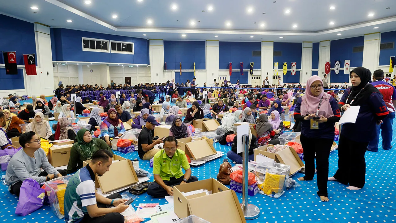 MUAR, 10 Julai -- Petugas Suruhanjaya Pilihan Raya (SPR) melakukan persiapan akhir di Pusat Penjumlahan Rasmi Undi bagi N.12 DUN Bentayan dan N.13 DUN Simpang Jeram sempena Pilihan Raya Negeri (PRN) Johor Ke-16 di Dewan Jubli Intan Sultan Ibrahim, hari ini.  -- fotoBERNAMA (2026) HAK CIPTA TERPELIHARA