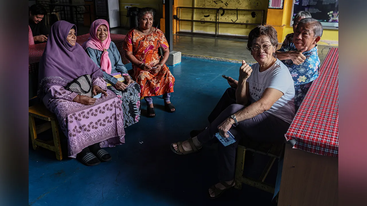 JOHOR BAHRU, 11 Julai -- Pengundi warga emas antara yang terawal hadir untuk mengundi pada Pilihan Raya Negeri (PRN) Johor ke-16 di Sekolah Kebangsaan Simpang Renggam hari ini.  Lebih 2.7 juta pemilih yang layak akan mengundi dalam PRN ke-16 bagi memilih wakil rakyat mereka.  -- fotoBERNAMA (2026) HAK CIPTA TERPELIHARA