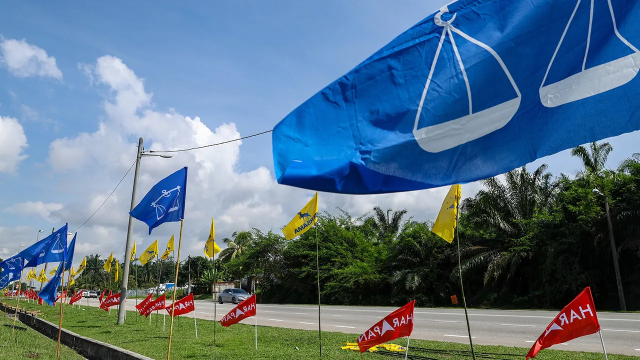 KULAI, 2 Julai -- Deretan bendera parti yang memenuhi laluan utama di Dewan Undangan Negeri (DUN) Bukit Batu (N.51) mewarnai suasana kempen Pilihan Raya Negeri (PRN) Johor Ke-16, hari ini._BERNAMA