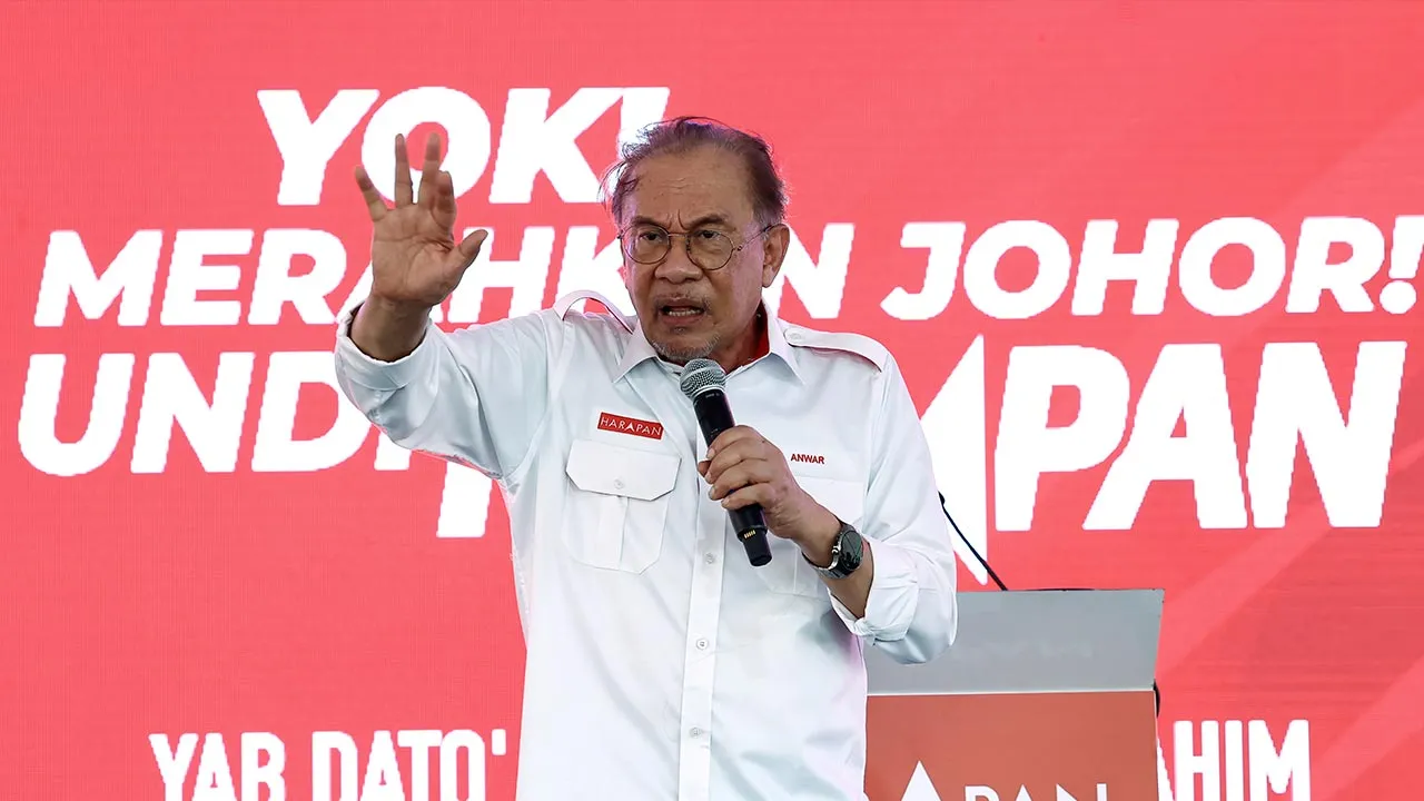 KULAI, 10 Julai -- Perdana Menteri merangkap Pengerusi Pakatan Harapan (PH) Datuk Seri Anwar Ibrahim berucap pada program "Yok! Merahkan Johor! Undi Harapan" di tapak pasar malam Taman Manis, Kulai, hari ini.  --fotoBERNAMA (2026) HAK CIPTA TERPELIHARA