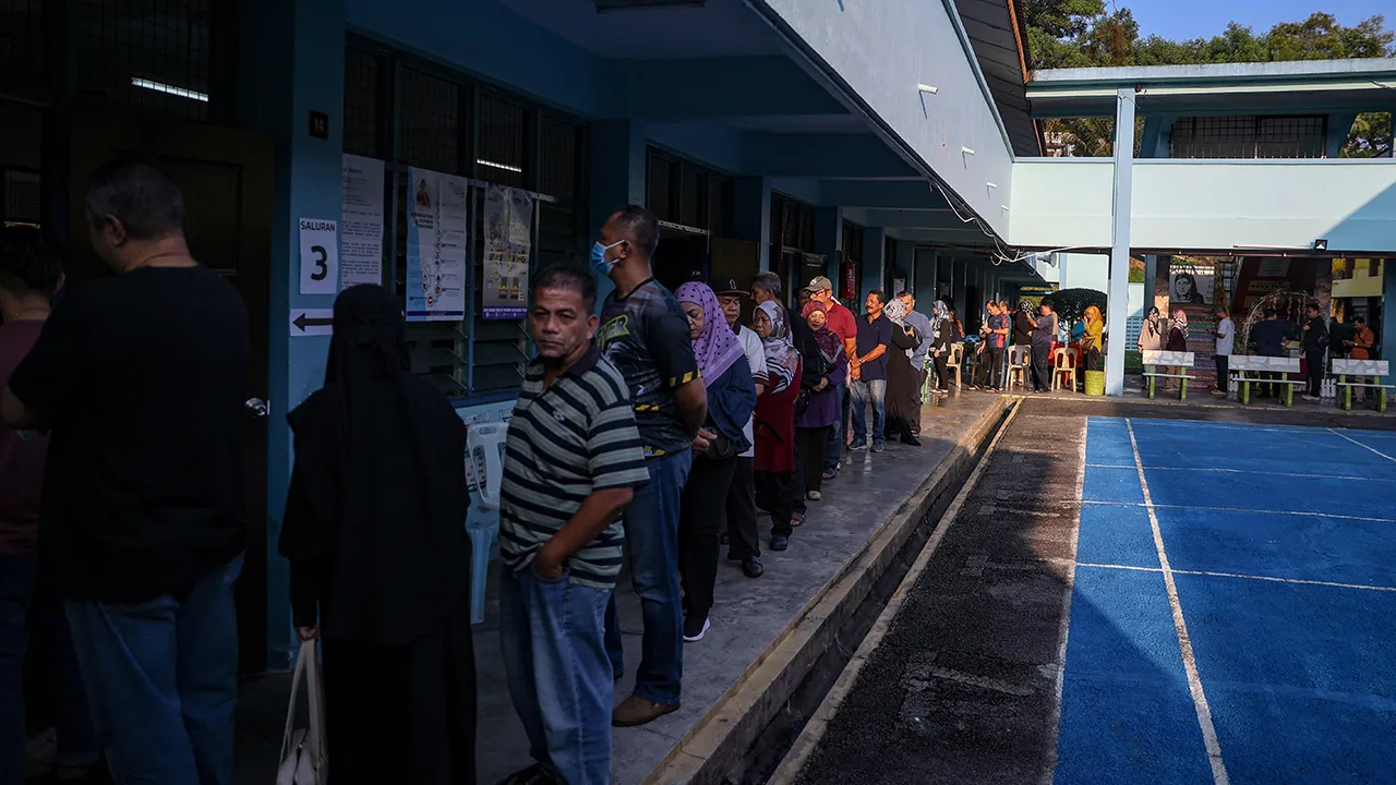 JOHOR BAHRU, 11 Julai -- Pengundi beratur menunggu giliran untuk menunaikan tanggungjawab mengundi di Pusat Pengundian Sekolah Kebangsaan Seri Melati sempena Pilihan Raya Negeri (PRN) Johor ke-16, hari ini.  --fotoBERNAMA (2026) HAK CIPTA TERPELIHARA