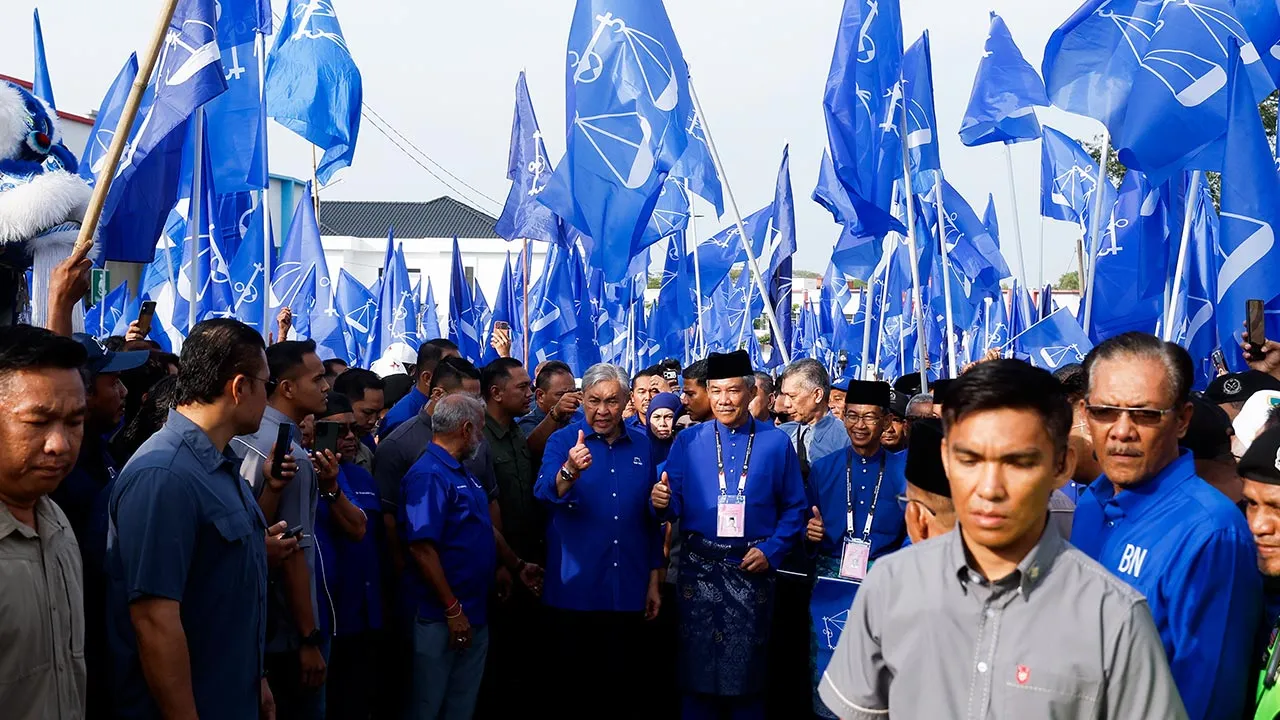 REMBAU, 18 Julai -- Pengerusi Barisan Nasional (BN), Datuk Seri Dr Ahmad Zahid Hamidi, mengiringi Timbalannya, Datuk Seri Mohamad Hasan, ke Pusat Penamaan Calon bagi Pilihan Raya Negeri (PRN) Negeri Sembilan ke-16 hari ini.  Ahmad Zahid, yang juga Presiden UMNO tiba bersama Datuk Jaffry Arifin di Dewan Seri Rembau kira-kira 8.40 pagi sebelum mengiringi Mohamad, yang lebih dikenali sebagai Tok Mat, memasuki Pusat Penamaan Calon.  -- fotoBERNAMA (2026) HAK CIPTA TERPELIHARA