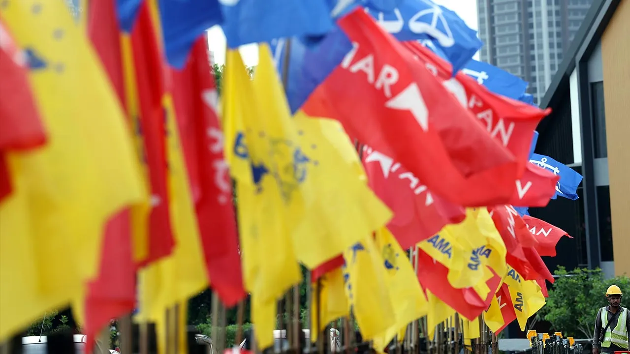JOHOR BAHRU, 29 Jun -- Suasana perang bendera antara parti-parti politik yang bertanding, Pakatan Harapan (PH) dan Barisan Nasional (BN), dapat dilihat di sekitar Taman Pelangi sempena kempen Pilihan Raya Negeri (PRN) Johor Ke-16 hari ini.  --fotoBERNAMA (2026) HAK CIPTA TERPELIHARA