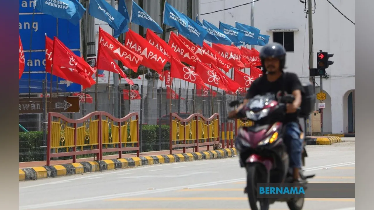 Kempen Pilihan Raya Negeri (PRN) Negeri Sembilan ke-16 yang memasuki penghujung minggu pertama hari ini menyaksikan parti-parti politik yang bertanding masih meneruskan kempen secara sederhana. Suasana kempen turut dilihat belum begitu rancak apabila pemasangan bendera parti masih tertumpu di beberapa lokasi strategik seperti dewan, balai raya, jalan utama, jalan kampung, jejantas dan jambatan. --fotoBERNAMA (2026) HAK CIPTA TERPELIHARA