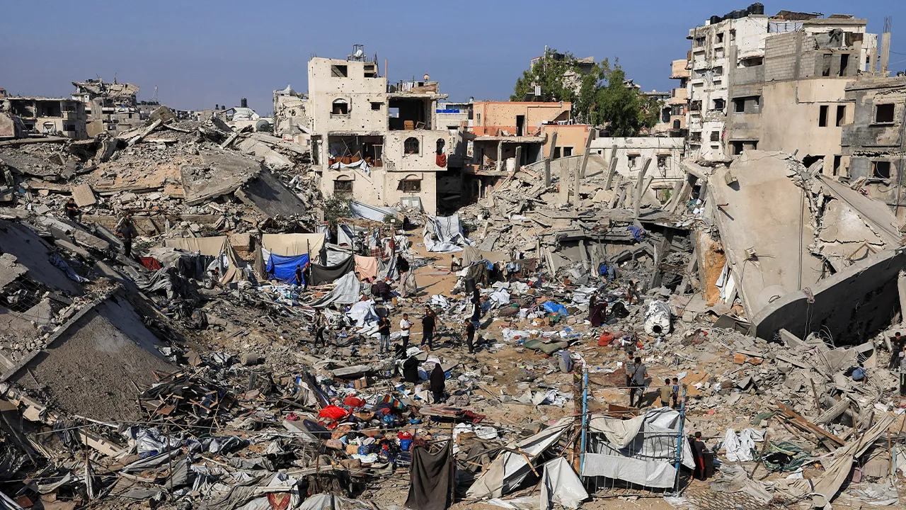 Palestinians inspect the site of Wednesday's Israeli strike on a house whose residents were pre-warned by the Israeli military to evacuate, in Gaza City, July 30, 2026. REUTERS/Dawoud Abu Alkas REFILE - QUALITY REPEAT