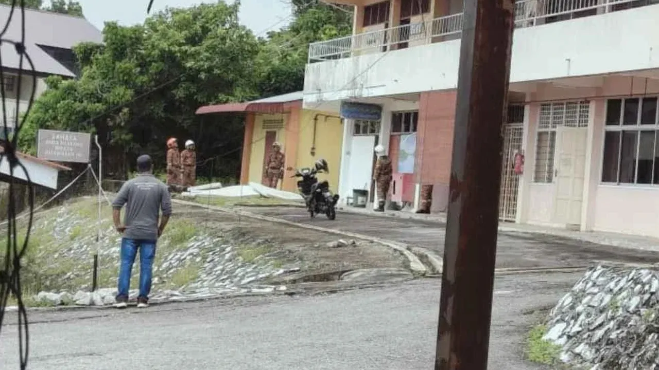 KUALA TERENGGANU - Detik cemas menyelamatkan seorang pelajar perempuan berusia 14 tahun yang bertindak agresif di sebuah sekolah menengah agama di sini berakhir selepas berjaya dipujuk pada Selasa._sinar harian