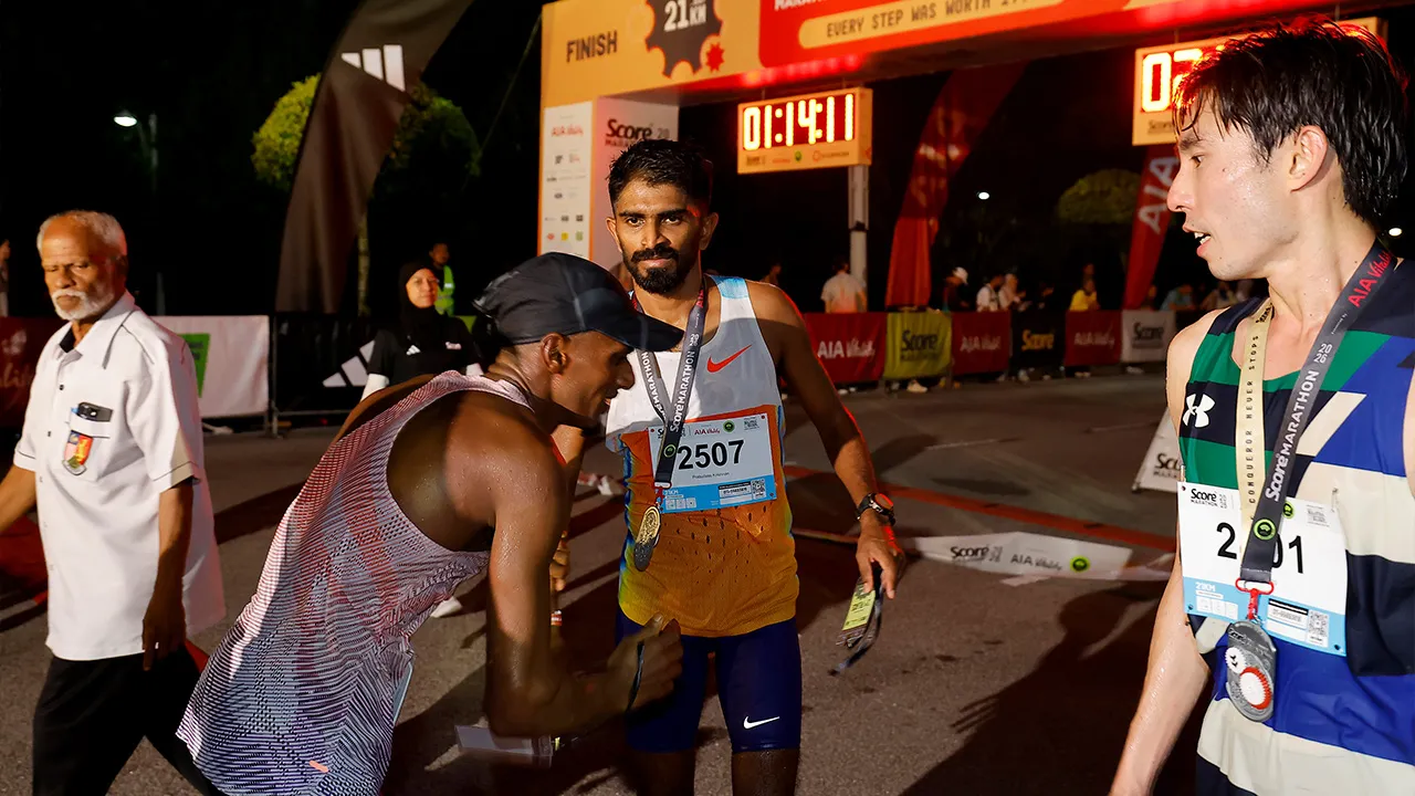PUTRAJAYA, 19 Julai -- Pelari marathon profesional negara, Prabudass Krishnan (dua, kanan) berjaya menamatkan larian marathon 21 kilometer di tempat pertama bagi kategori warganegara Malaysia pada SCORE Marathon 2026 di Putrajaya hari ini._BERNAMA