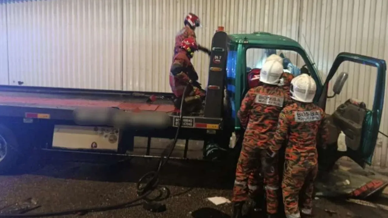 KUALA LUMPUR – Pemandu dan kelindan sebuah lori tunda cedera selepas tersepit dalam kemalangan melibatkan tiga kenderaan di Terowong Jalan Loke Yew menghala ke pusat bandar di sini pada Jumaat.  Jabatan Bomba dan Penyelamat Kuala Lumpur dalam kenyataan memaklumkan, Pusat Gerakan Operasi Kuala Lumpur menerima panggilan kecemasan menerusi talian NG999 berhubung kejadian itu pada jam 4.08 pagi.