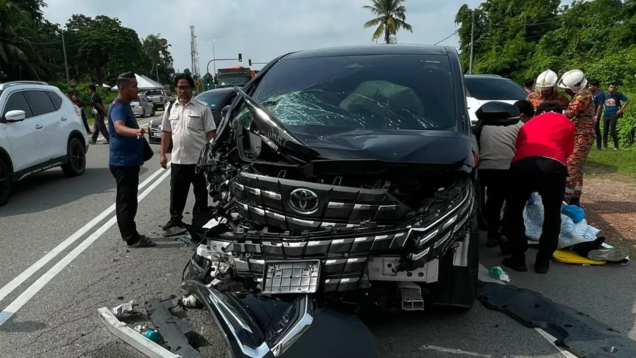 KUANTAN – Seorang lelaki maut dalam kemalangan melibatkan dua kenderaan pelbagai guna (MPV) di Jalan Temerloh-Bera berhampiran Sekolah Kebangsaan (SK) Durian Tawar, Bera pada Jumaat.  Penolong Pengarah Bahagian Operasi Jabatan Bomba dan Penyelamat Malaysia (JBPM) Pahang, Mohd Salahuddin Isa berkata, kemalangan yang dilaporkan pada jam 9.59 pagi itu melibatkan MPV jenis Perodua Alza dan Toyota Alphard.
