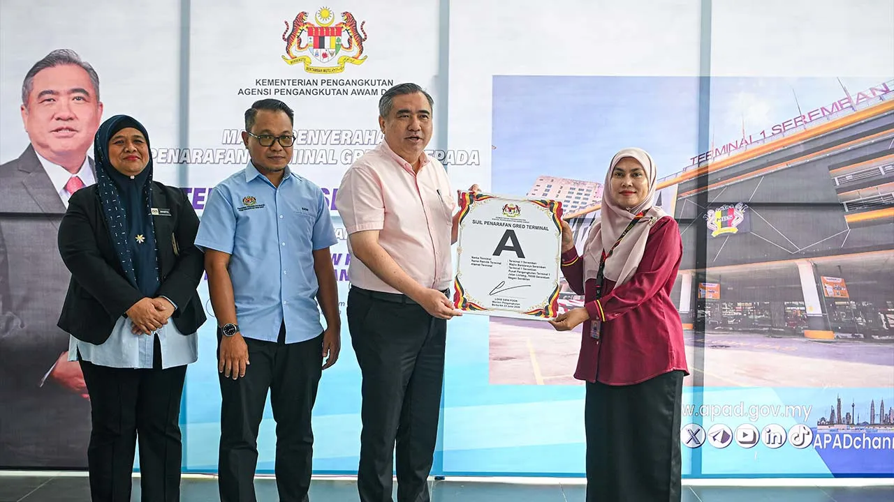 SEREMBAN, 23 Julai -- Menteri Pengangkutan Anthony Loke (tiga, kiri) menyampaikan Sijil Penarafan Gred Terminal kepada Pengarah Jabatan Penilaian Pengurusan Harta Majlis Bandaraya Seremban Nor Zuliana Abd Manan (kanan) pada majlis penyerahan Penarafan Terminal Gred ‘A’ Kepada Terminal 1 Seremban, hari ini.  --fotoBERNAMA (2026) HAK CIPTA TERPELIHARA