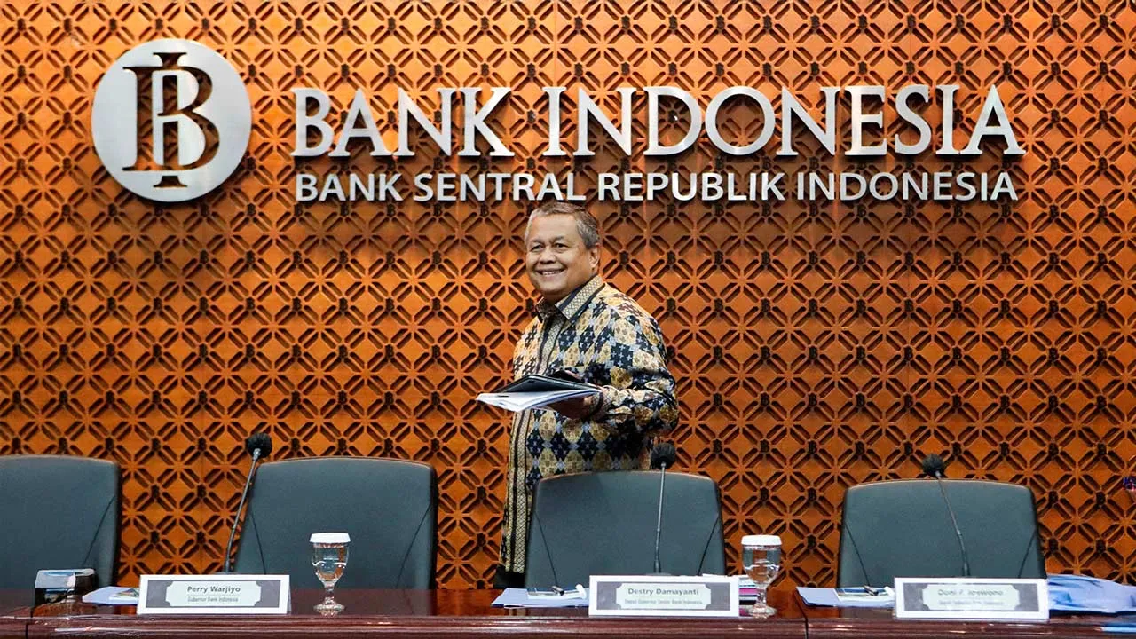 FILE PHOTO: FILE PHOTO: Indonesia's Central Bank Governor Perry Warjiyo arrives for a media briefing at Bank Indonesia headquarters in Jakarta, Indonesia, January 19, 2023. REUTERS/Ajeng Dinar Ulfiana/File Photo/File Photo