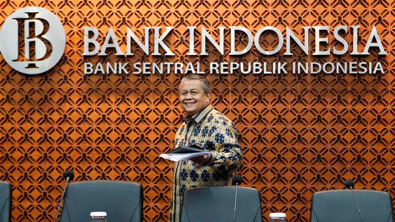  Indonesia's Central Bank Governor Perry Warjiyo arrives for a media briefing at Bank Indonesia headquarters in Jakarta, Indonesia, January 19, 2023. REUTERS/Ajeng Dinar Ulfiana/File Photo