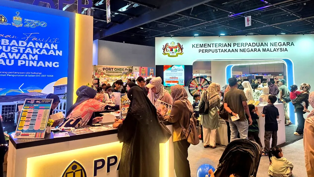 GEORGE TOWN, 4 Julai (Bernama) -- Pesta Buku ASEAN Pulau Pinang dan Karnival Kaligrafi Perpaduan 2026 menyasarkan kira-kira 350,000 pengunjung secara fizikal dan dalam talian sepanjang empat hari penganjuran bermula semalam hingga Isnin ini di Penang Waterfront Convention Centre (PWCC) di sini. Penyelaras Program dan Aktiviti Pesta Buku ASEAN Pulau Pinang 2026 Azizah Zainol berkata sasaran itu diyakini mampu dicapai berdasarkan sambutan menggalakkan daripada orang ramai sejak hari pertama.