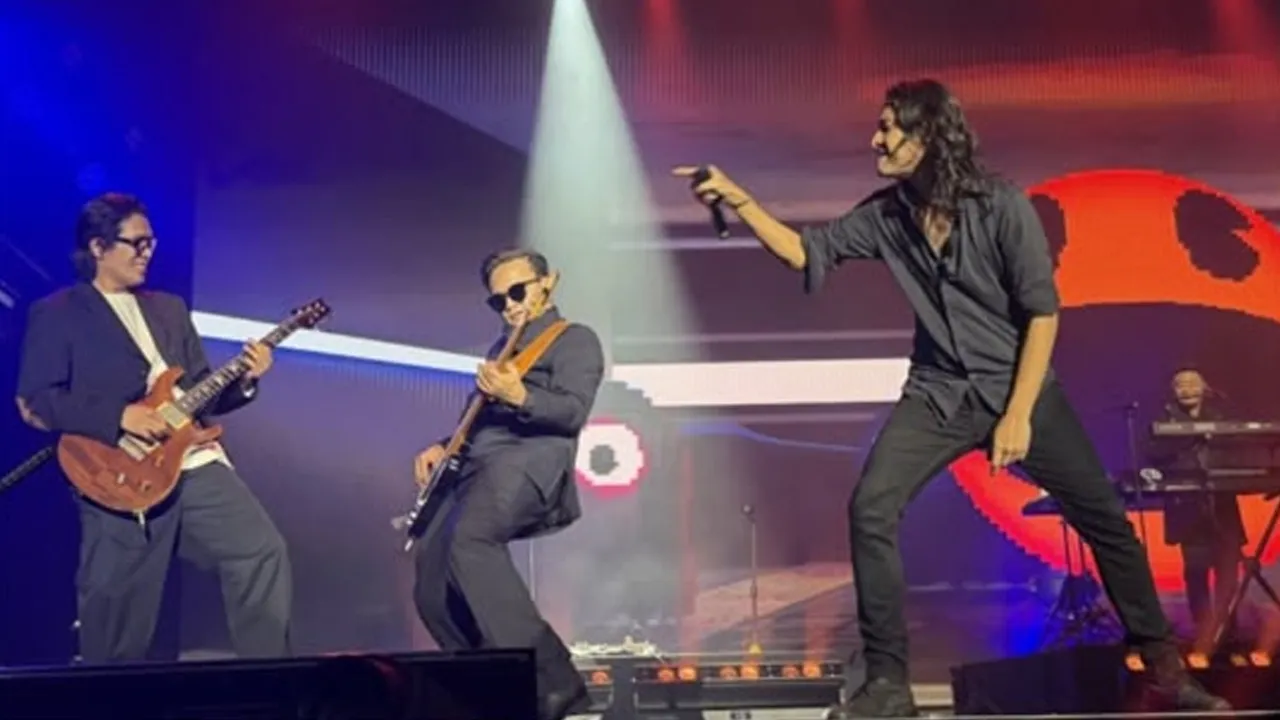 PETALING JAYA, 12 Julai (Bernama) -- Ribuan peminat muzik era awal 2000-an membanjiri Idea Live Arena di sini malam Sabtu bagi menyaksikan konsert The Journey Continues To Malaysia Peterpan - Semua Tentang Kita, sekali gus mengubat kerinduan terhadap lagu-lagu malar segar kumpulan legenda Indonesia, Peterpan.