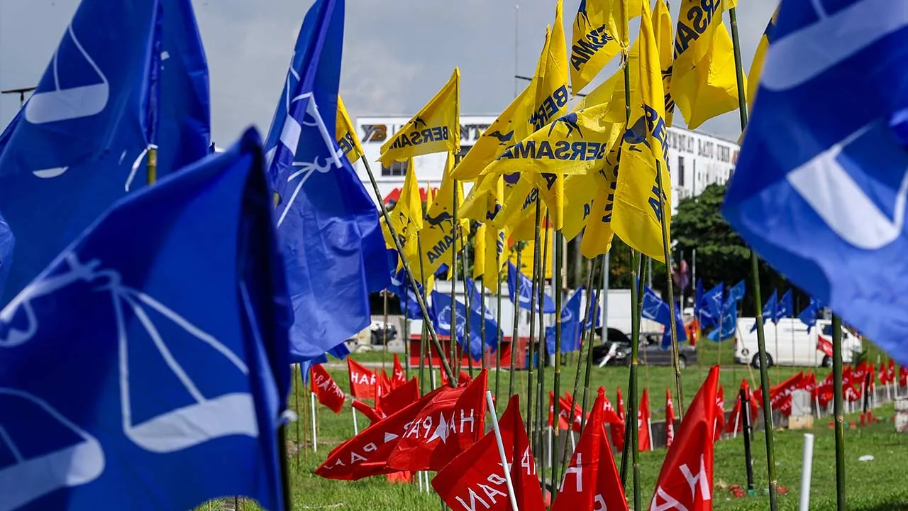 KULAI, 2 Julai -- Deretan bendera parti yang memenuhi laluan utama di Dewan Undangan Negeri (DUN) Bukit Batu (N.51) mewarnai suasana kempen Pilihan Raya Negeri (PRN) Johor Ke-16, hari ini.  Pemasangan bendera oleh parti-parti bertanding menjadi antara simbol kemeriahan kempen, sekali gus menggambarkan persaingan sengit untuk meraih sokongan pengundi.  --fotoBERNAMA (2026) HAK CIPTA TERPELIHARA